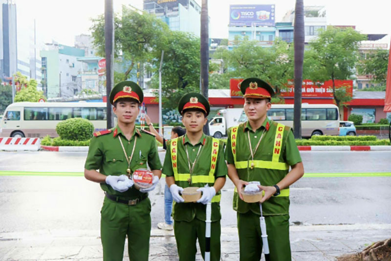 Tiếp sức lực lượng làm nhiệm vụ bằng những suất ăn an toàn, chất lượng và đúng giờ.