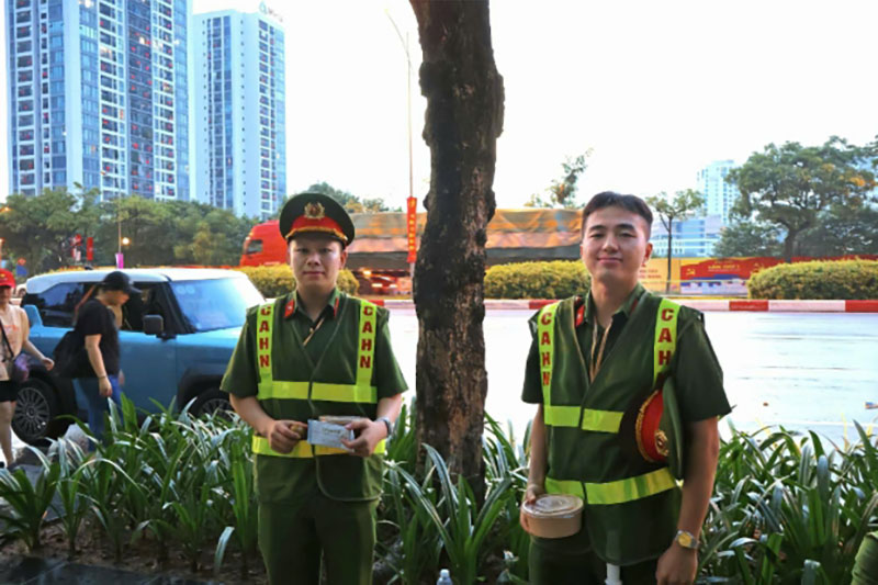 Tiếp sức lực lượng làm nhiệm vụ bằng những suất ăn an toàn, chất lượng và đúng giờ.
