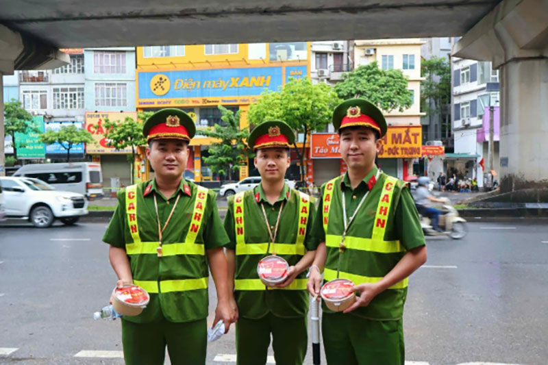Tiếp sức lực lượng làm nhiệm vụ bằng những suất ăn an toàn, chất lượng và đúng giờ.
