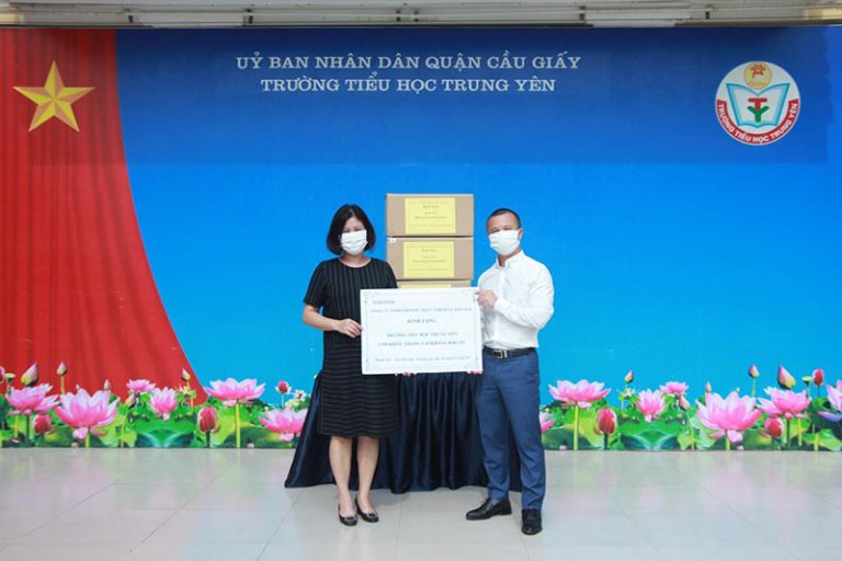 Đại diện Công ty TNHH Thương mại và Dịch vụ Ban Mai tặng gần 2000 khẩu trang vải kháng khuẩn cao cấp cho Trường Tiểu học Trung Yên