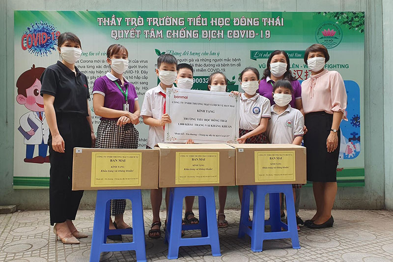Thầy và trò Trường Tiểu học Đồng Thái vui mừng đón nhận món quà ý nghĩa từ đại diện Công ty TNHH Thương mại và Dịch vụ Ban Mai