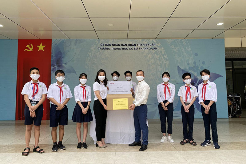 Trong ngày đầu trở lại trường học, cô và trò trường THCS Thanh Xuân được Công ty TNHH Thương mại và Dịch vụ Ban Mai trao tặng hàng nghìn khẩu trang