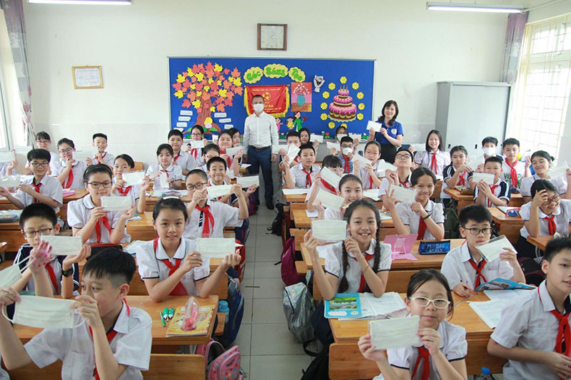 Cô và trò Trường Tiểu học Trung Yên vui mừng nhận khẩu trang trong ngày đầu quay trở lại trường.