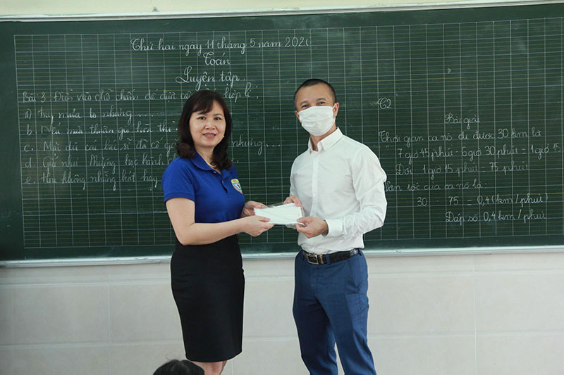 Ban Mai trao yêu thương cùng học sinh đến trường