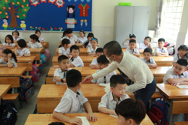 Ban Mai trao yêu thương cùng học sinh đến trường