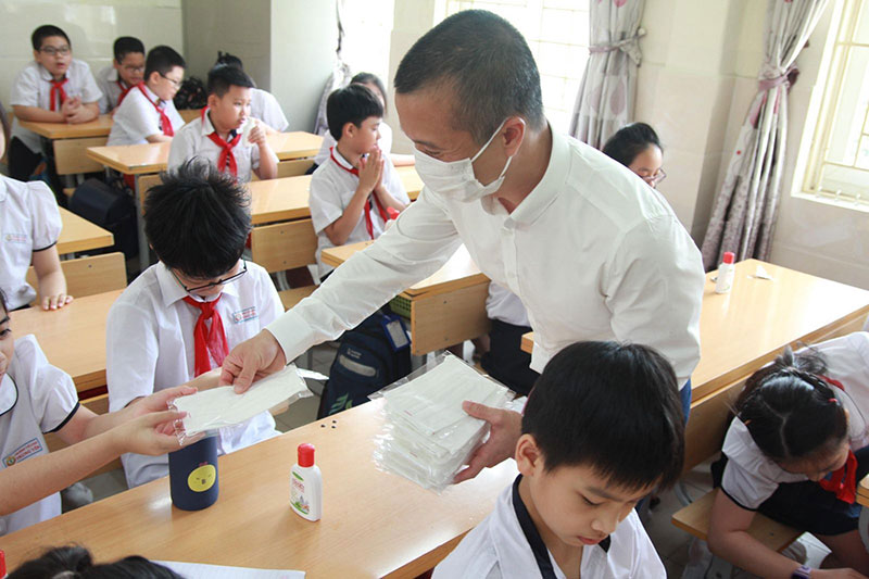 Ban Mai trao yêu thương cùng học sinh đến trường