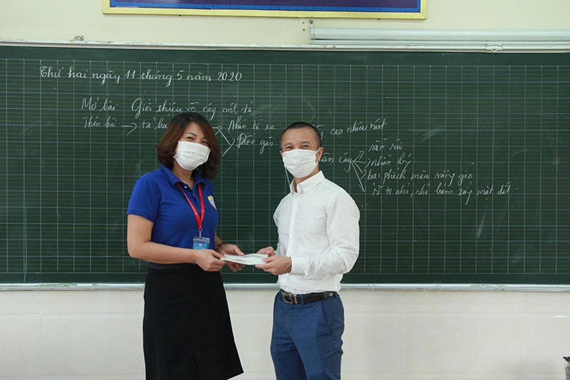 Ban Mai trao yêu thương cùng học sinh đến trường