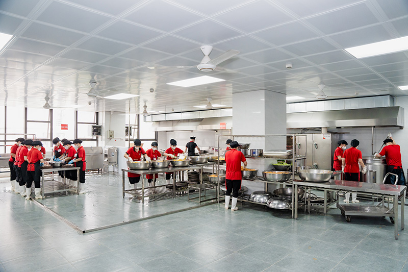 Bếp trung tâm Ban Mai và các bếp trường đều được vận hành trên nền tảng số hóa, kết nối dữ liệu xuyên suốt các công đoạn.