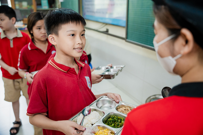 Bữa ăn bán trú được phục vụ theo quy trình kiểm soát nhiều lớp, hướng tới sự an toàn và ổn định về chất lượng.
