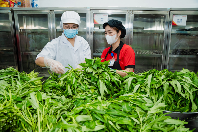 Ban Mai kiểm tra hồ sơ nhà cung cấp, nguồn gốc và chất lượng thực phẩm ngay từ khâu tiếp nhận.